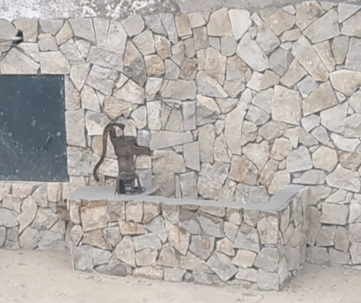 Fonte Nascente: estrutura em pedra com bomba de água manual